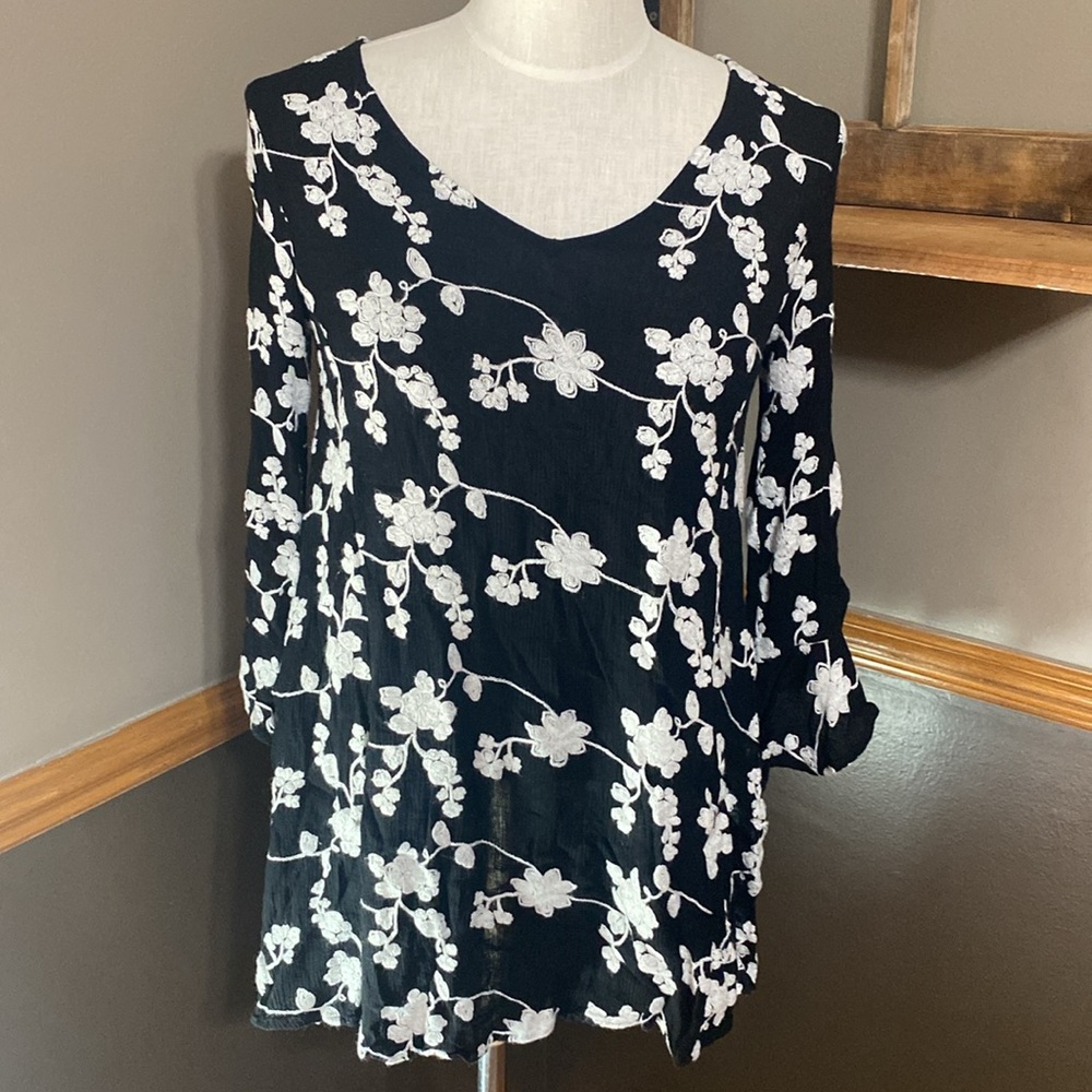 Umgee black & white floral semi sheer trapeze dress cover up Size small